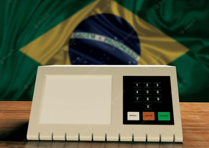 urna-eletronica-usada-nas-eleicoes-do-brasil-com-bandeira-brasileira-ao-fundo-renderizacao-em-3d_59529-1269